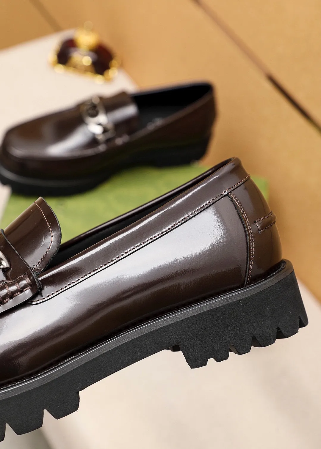Men's shoes 💰460 💐 Product trademark: GUCCI "Gucci" casual leather shoes Regular size: 39-44 (38.45🉑️customized) Product materials: Selected imported first-layer open-edge beaded cowhide upper + luxury hardware buckle, imported water-dyed cowhide leather lining. Strong three-dimensional visual effect, foam outsole Color: 2⃣️colors available